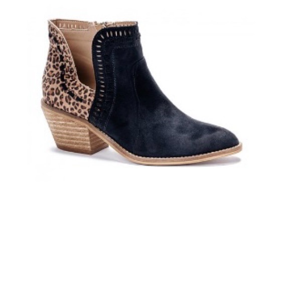 NWOT. CORKYS BOUTIQUE INDEX ANKLE BOOTIE. NEVER WORN. - Picture 1 of 7